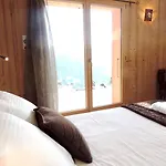 Aux Gets Avec Vue Sur Montagne Et Cheminee בקתה