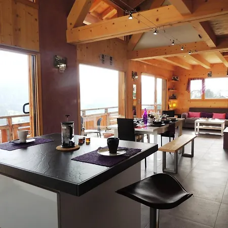 Aux Gets Avec Vue Sur Montagne Et Cheminee *