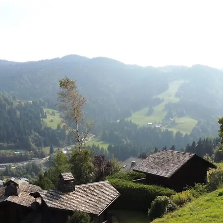 Aux Gets Avec Vue Sur Montagne Et Cheminee